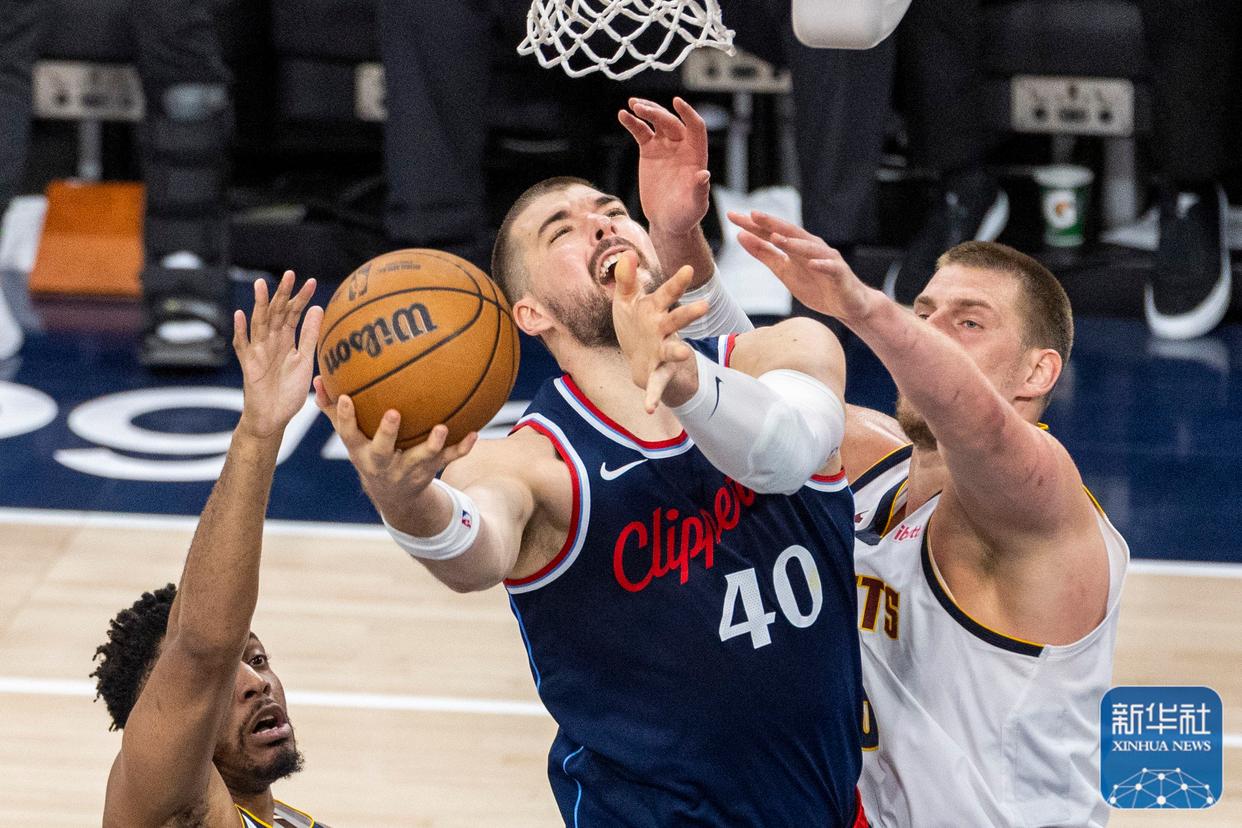 PG中国官网-快船惊险胜掘金，晋级季后赛