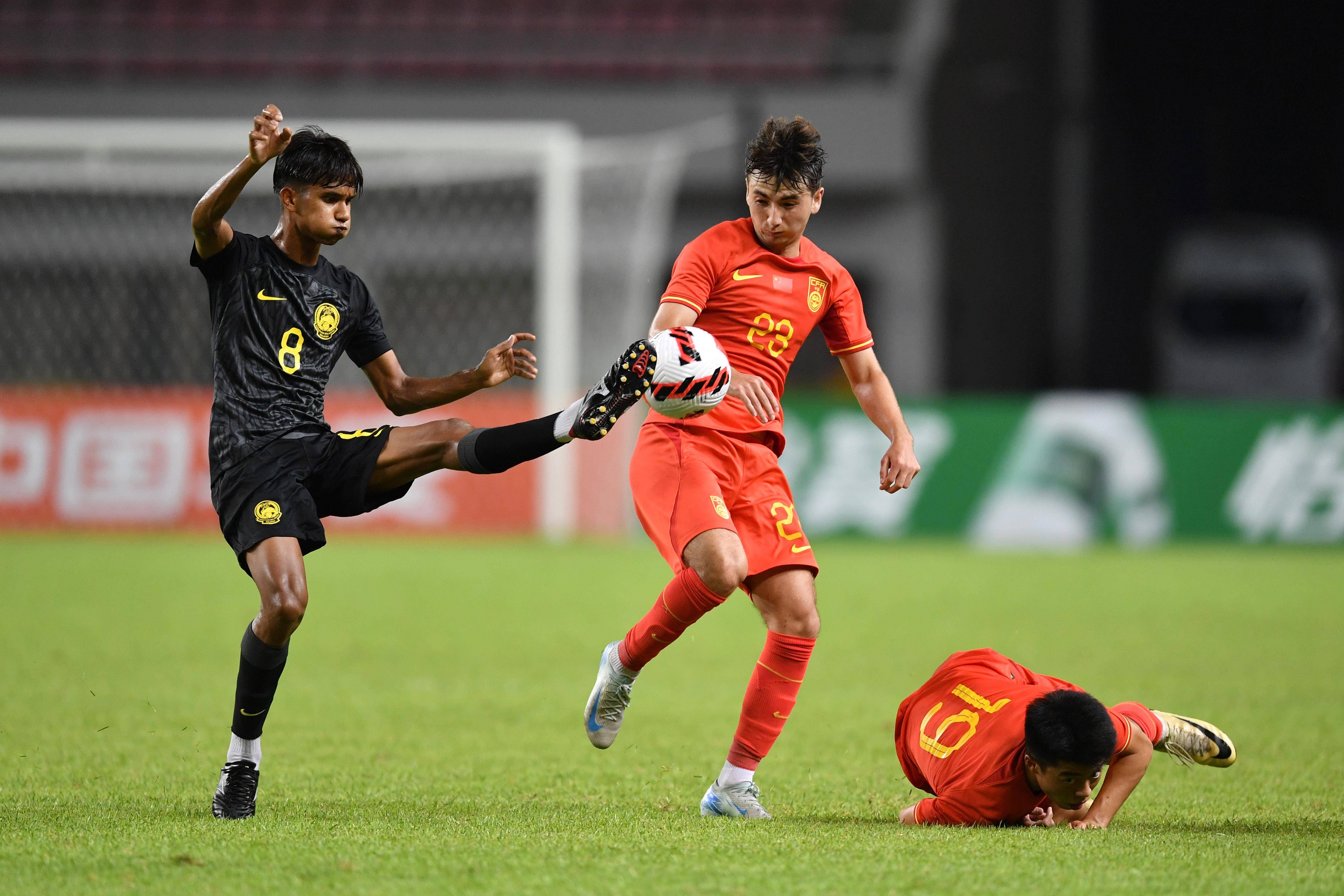 PG电子官网-足球赛场上的精彩瞬间,球员奋力拼搏