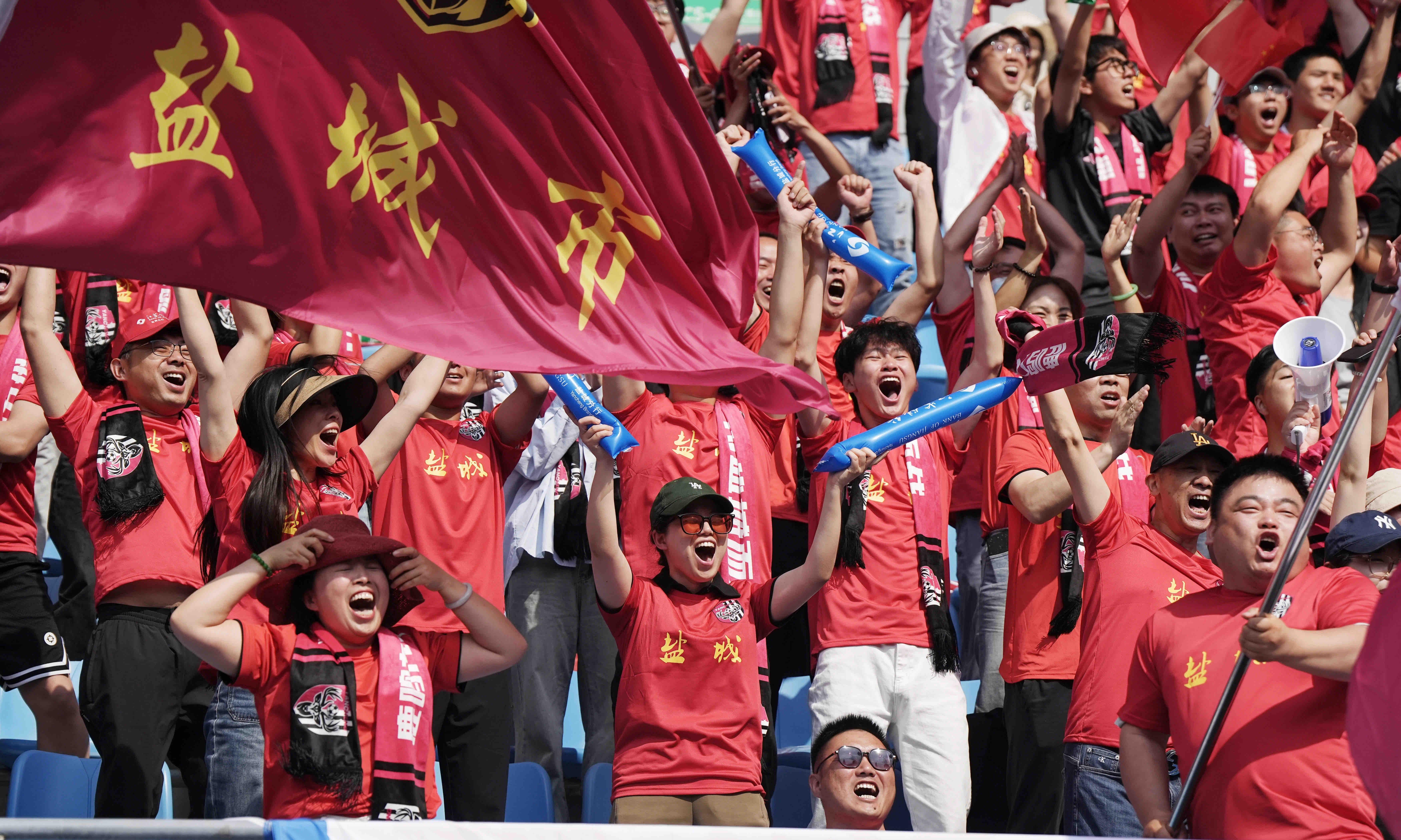 PG电子官网-足球赛场上的精彩瞬间,球员奋力拼搏