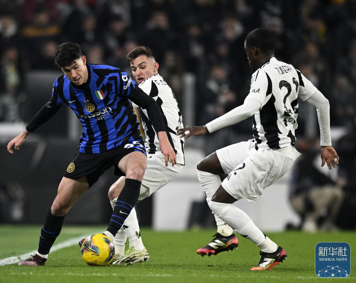 PG电子官网-意甲联赛球队在场上奋勇拼搏争夺领先