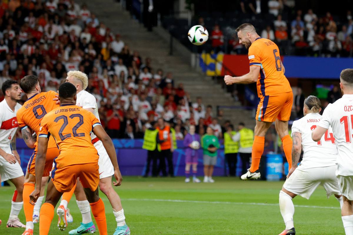 PG电子试玩-关于荷兰碾压多特蒙德，奥亚尔萨瓦尔点燃赛场的信息